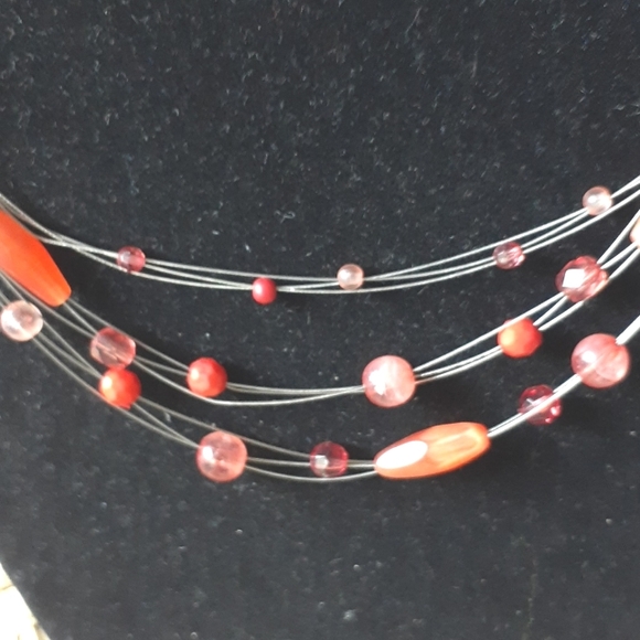 2 Necklaces - one with coral colored beads other in silver tone metal - Picture 2 of 4